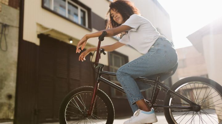 attractive-african-american-girl-with-dark-curly-h-2021-08-26-18-52-33-utc