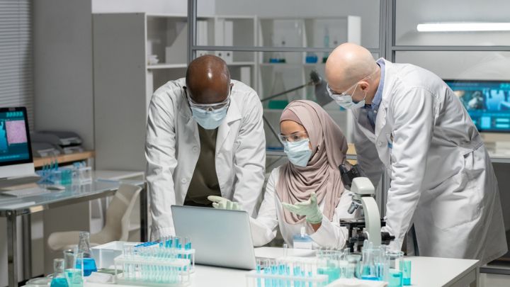 young-muslim-female-researcher-making-presentation-2022-03-30-02-38-05-utc-canva